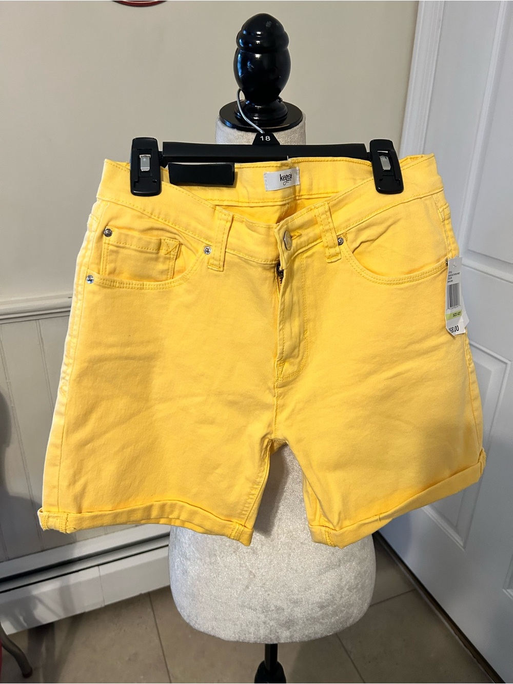 NWT Kensie Mid-Rise Cuffed Twill Shorts/Sunflower/Size 4/27
